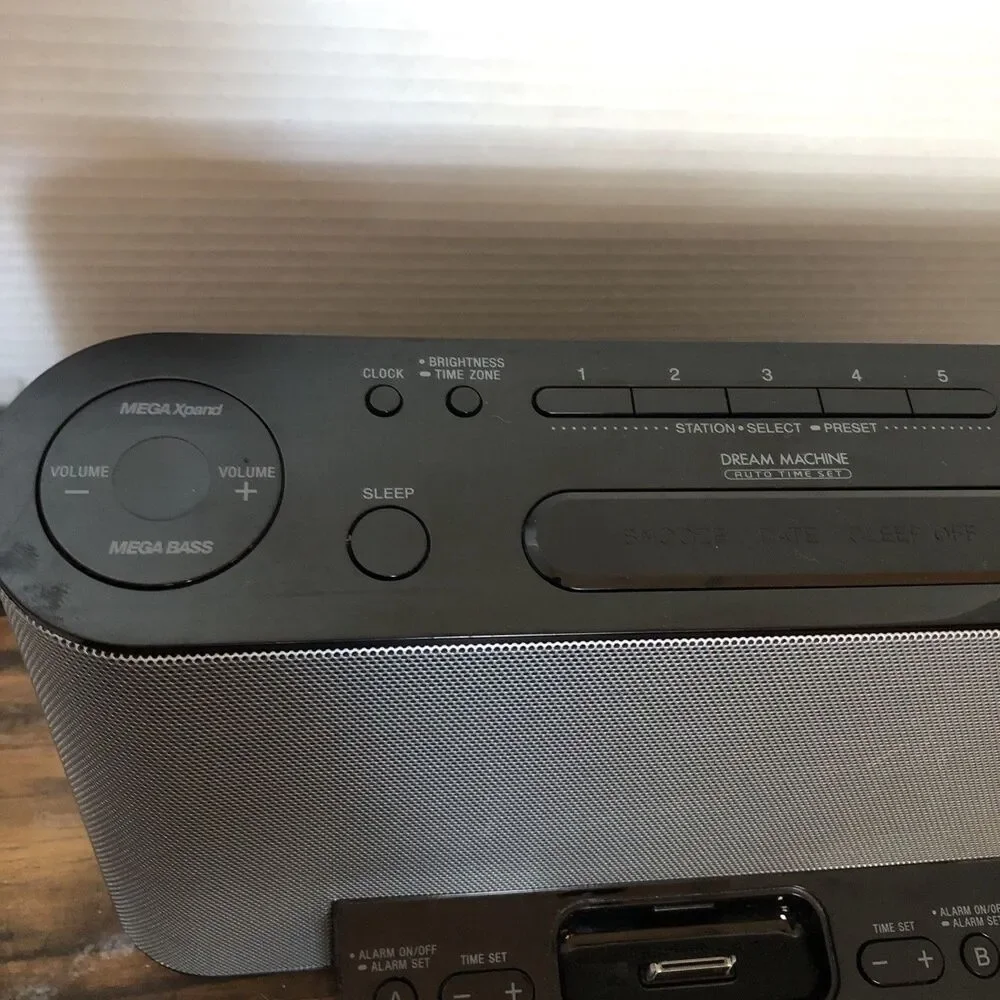 Sony Dream Machine AM/FM Clock Radio w/ 13 Pin iPod/iPhone Dock Model ICF-CS10iP